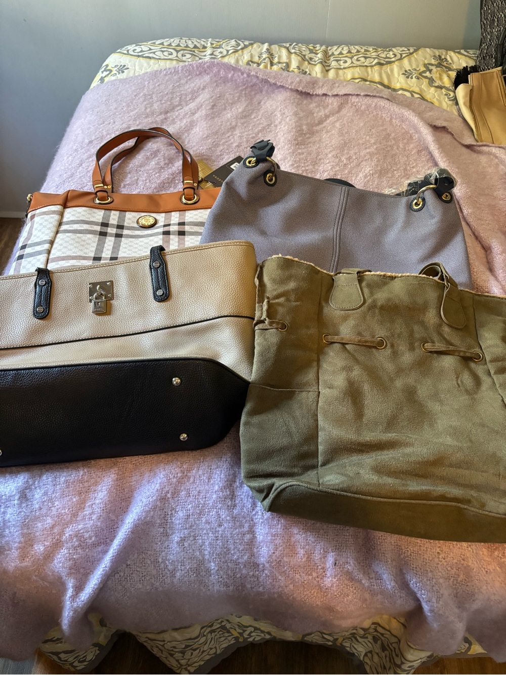 Bundle of shoulder bags